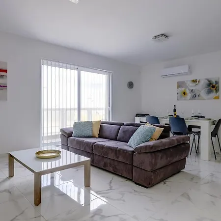 Spacious And Modern Apartment, Quaint & Walk To It All