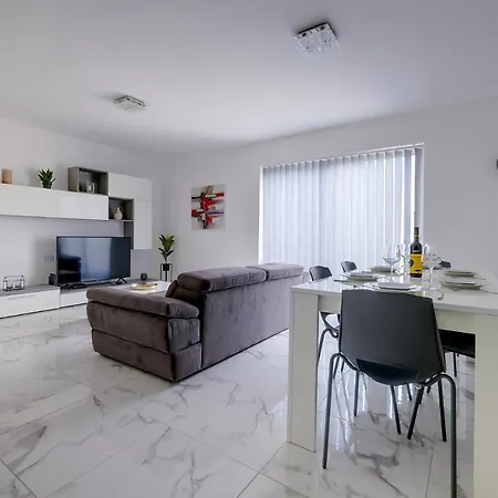 Spacious And Modern Apartment, Quaint & Walk To It All *