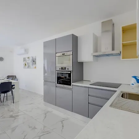 Spacious And Modern Apartment, Quaint & Walk To It All Sliema