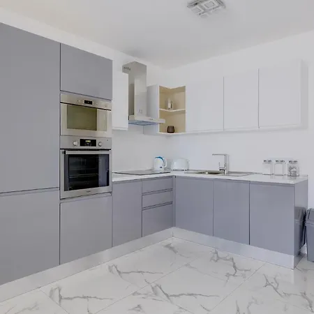 Spacious And Modern Apartment, Quaint & Walk To It All Apartment *