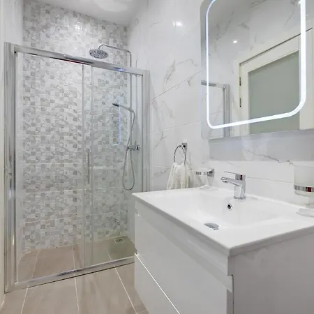 Spacious And Modern Apartment, Quaint & Walk To It All Apartment