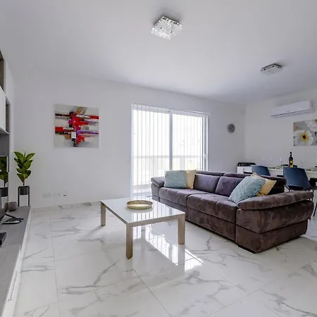 Spacious And Modern Apartment, Quaint & Walk To It All Apartment