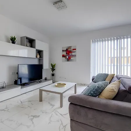 Spacious And Modern Apartment, Quaint & Walk To It All * 斯利马