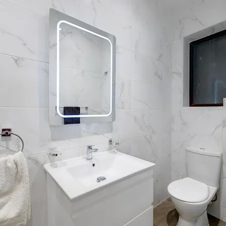 Spacious And Modern Apartment, Quaint & Walk To It All