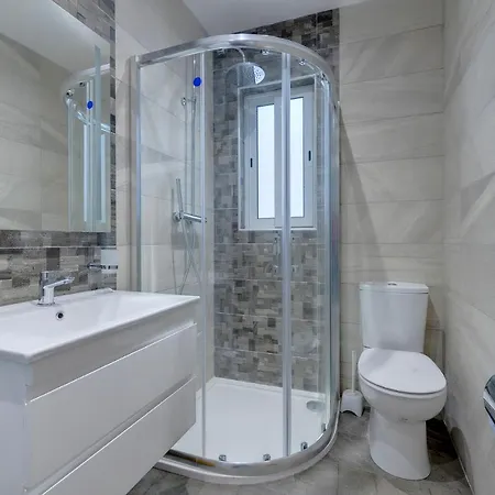 Spacious And Modern Apartment, Quaint & Walk To It All Apartment *