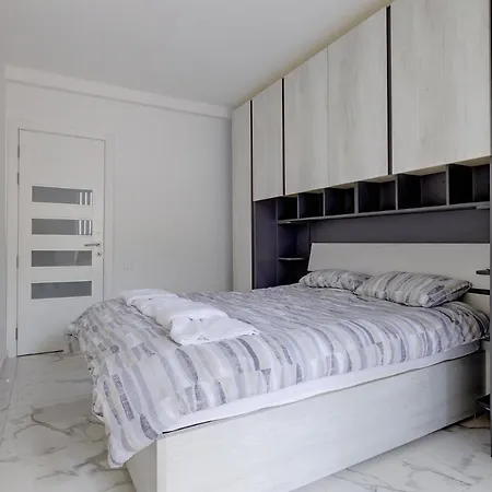 Spacious And Modern Apartment, Quaint & Walk To It All *